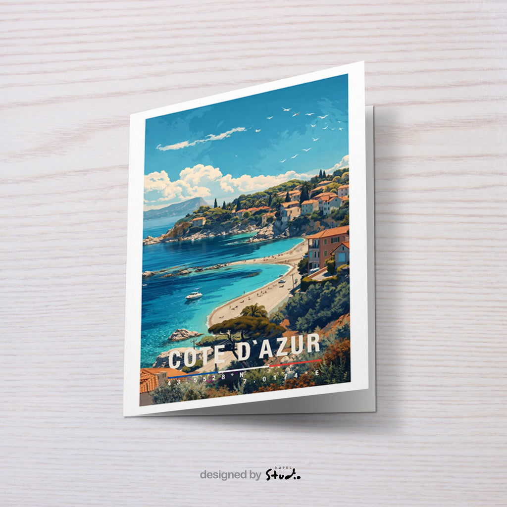 Illustration einer Grußkarte mit Côte-d’Azur-Motiv zeigt eine sonnige Mittelmeerküste mit türkisblauem Meer, Sandstrand und mediterranen Häusern auf sanften Hügeln. Die leuchtenden Farben und die ruhige Atmosphäre vermitteln Sommer, Urlaub und südfranzösisches Lebensgefühl. Perfekt als Reise-Grußkarte, Urlaubsgruß oder liebevolle Aufmerksamkeit für Meerliebhaber, Frankreich-Fans und Menschen mit Fernweh nach der französischen Riviera.