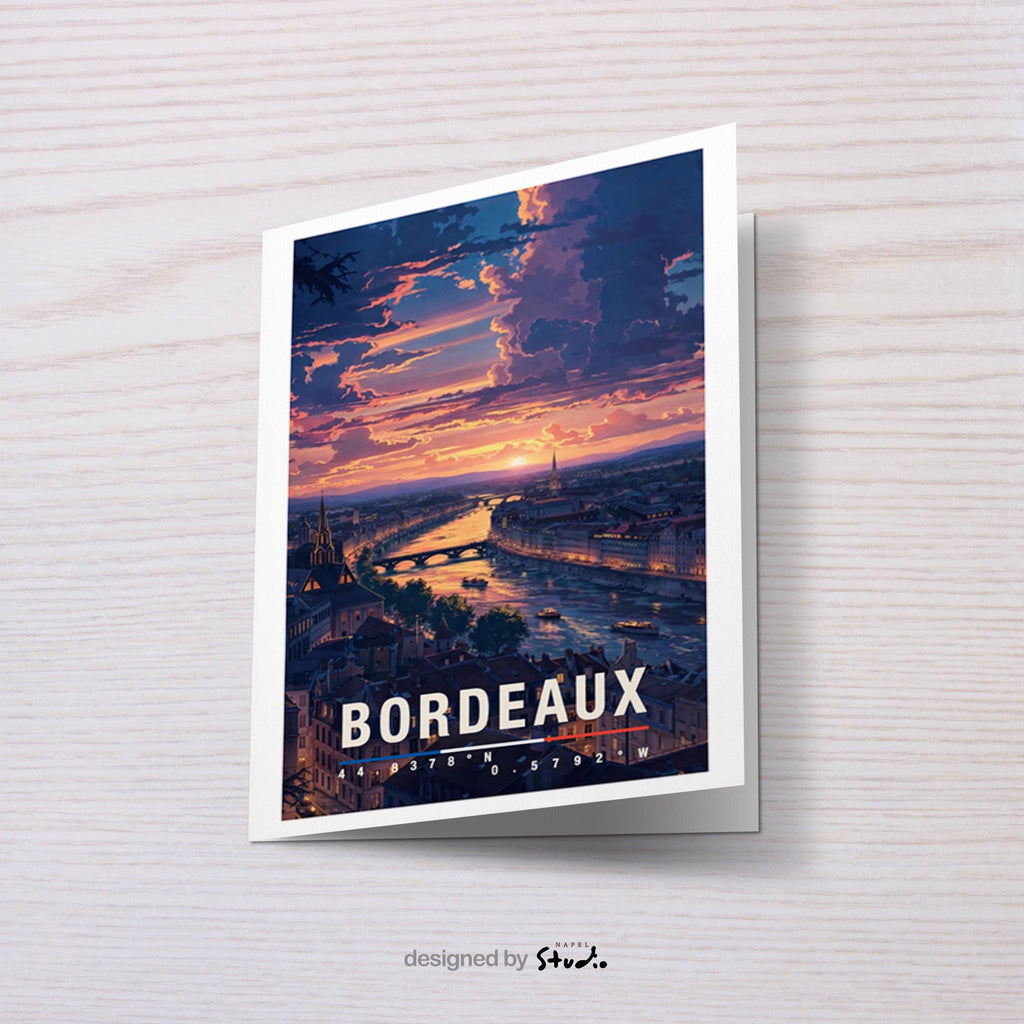 Illustration einer Grußkarte mit Bordeaux-Motiv zeigt die Stadt bei Sonnenuntergang mit Fluss, Brücken und historischer Architektur in warmen Abendfarben. Die Spiegelungen im Wasser und der stimmungsvolle Himmel erzeugen Eleganz und Romantik. Diese Karte eignet sich perfekt als Städtegruß, Reiseerinnerung oder Geschenk für Weinliebhaber, Frankreich-Fans und Menschen mit besonderer Verbindung zu Bordeaux.