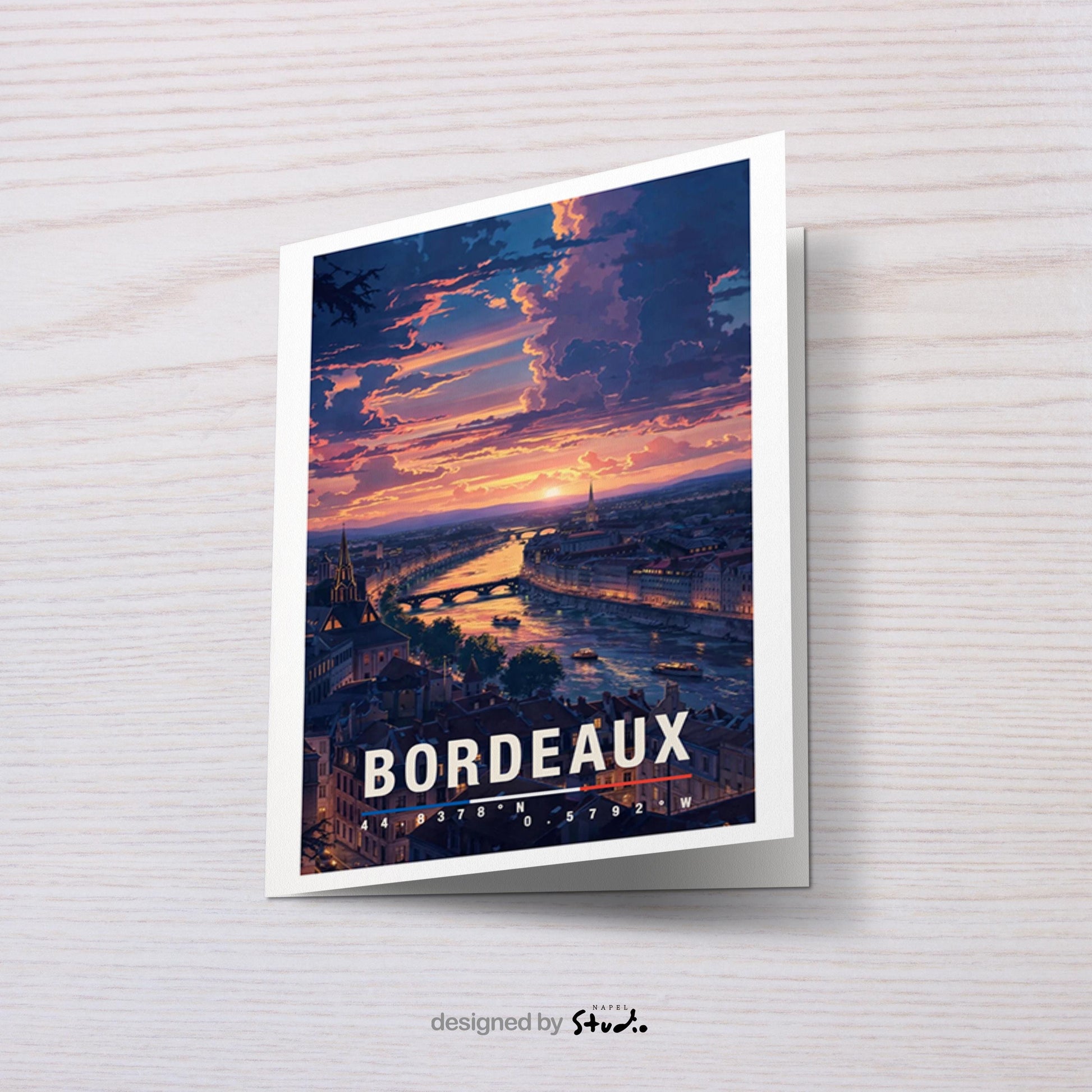 Illustration einer Grußkarte mit Bordeaux-Motiv zeigt die Stadt bei Sonnenuntergang mit Fluss, Brücken und historischer Architektur in warmen Abendfarben. Die Spiegelungen im Wasser und der stimmungsvolle Himmel erzeugen Eleganz und Romantik. Diese Karte eignet sich perfekt als Städtegruß, Reiseerinnerung oder Geschenk für Weinliebhaber, Frankreich-Fans und Menschen mit besonderer Verbindung zu Bordeaux.