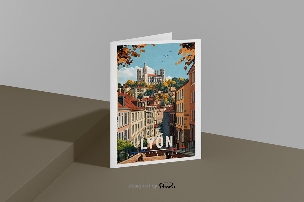 Diese Grußkarte mit Lyon-Illustration zeigt eine charmante Altstadt mit historischen Häusern, verwinkelten Straßen und einer beeindruckenden Kirche auf einem Hügel im Hintergrund. Warme Herbstfarben und feine Details verleihen dem Motiv Tiefe und französische Eleganz. Ideal als Städtegruß, Reiseerinnerung oder Geschenk für Frankreich-Fans, Architektur-Liebhaber und Menschen, die Lyon im Herzen tragen.