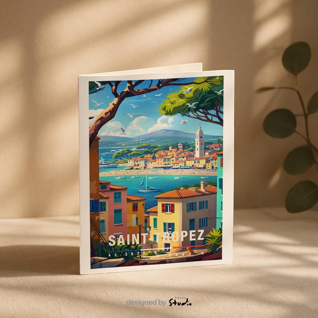 Farbenfrohe Grußkarte mit mediterranem Motiv von Saint-Tropez, Küstenstadt, Segelboote und sommerliche Atmosphäre, perfekt als Urlaubsgruß, Reise Grußkarte oder Geschenk für Frankreich-Fans.