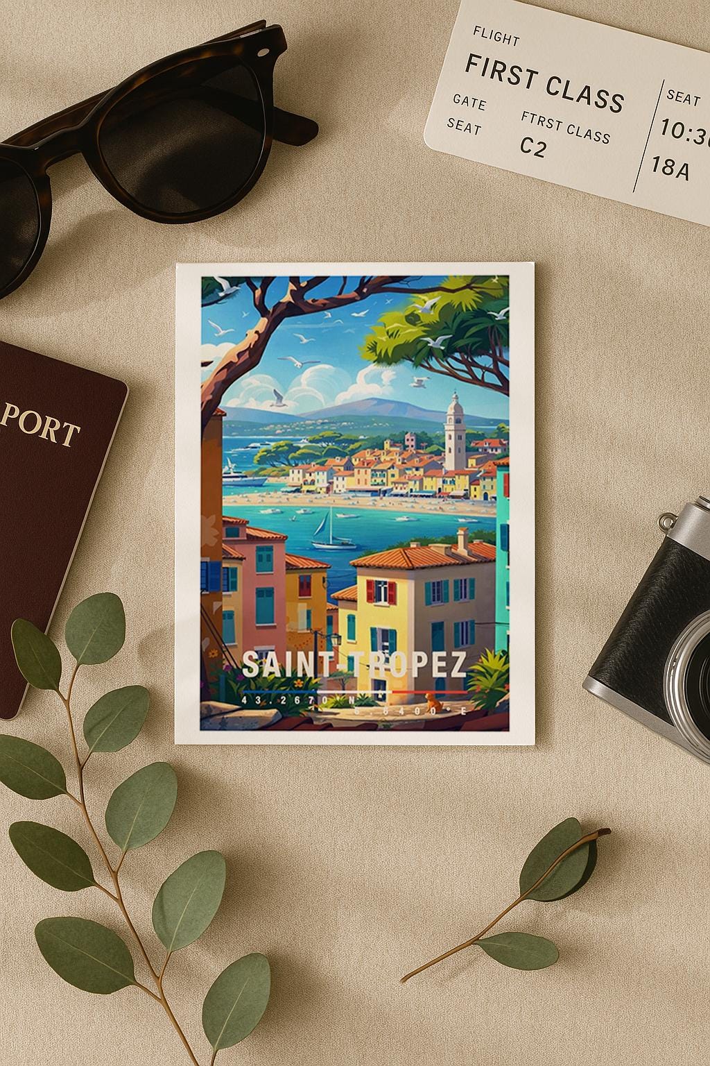 Farbenfrohe Grußkarte mit mediterranem Motiv von Saint-Tropez, Küstenstadt, Segelboote und sommerliche Atmosphäre, perfekt als Urlaubsgruß, Reise Grußkarte oder Geschenk für Frankreich-Fans.