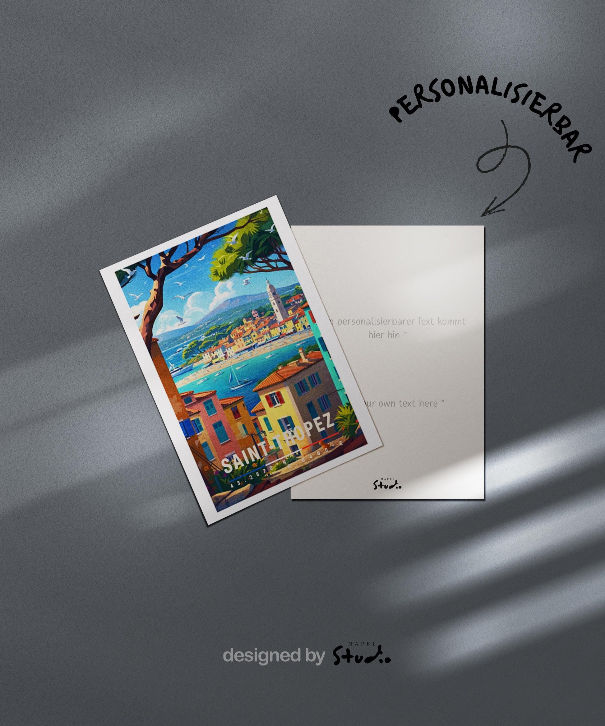 Farbenfrohe Grußkarte mit mediterranem Motiv von Saint-Tropez, Küstenstadt, Segelboote und sommerliche Atmosphäre, perfekt als Urlaubsgruß, Reise Grußkarte oder Geschenk für Frankreich-Fans.
