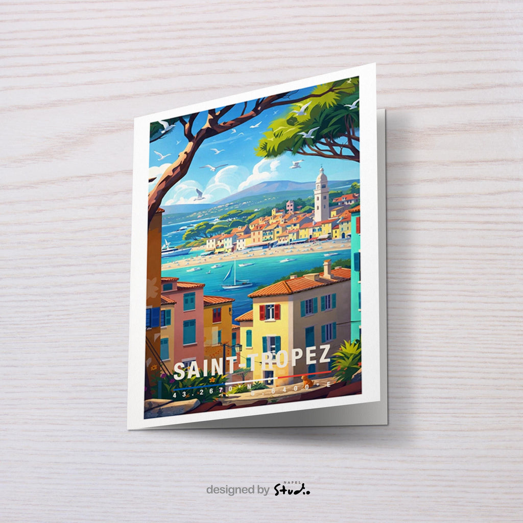 Farbenfrohe Grußkarte mit mediterranem Motiv von Saint-Tropez, Küstenstadt, Segelboote und sommerliche Atmosphäre, perfekt als Urlaubsgruß, Reise Grußkarte oder Geschenk für Frankreich-Fans.