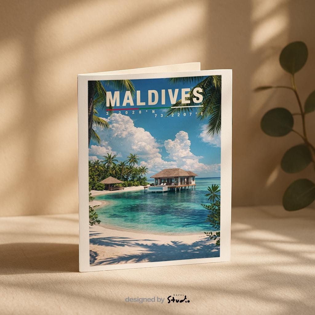 Illustrative Grußkarte mit traumhaftem Maldives-Motiv: türkisblaues, kristallklares Meer, weißer Sandstrand und elegante Wasserbungalows auf Stelzen, umgeben von Palmen und tropischer Natur. Die harmonische Farbpalette vermittelt Ruhe, Exklusivität und Fernweh. Ideal als Grußkarte für Reisebegeisterte, Hochzeiten, Flitterwochen, Geburtstage oder als besondere Urlaubs- und Glückwunschkarte mit Insel-Feeling.