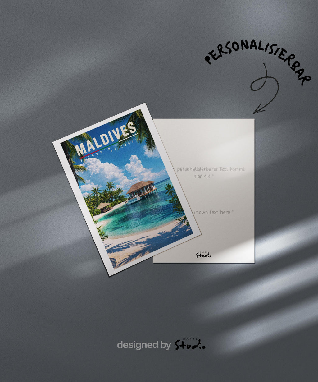 Illustrative Grußkarte mit traumhaftem Maldives-Motiv: türkisblaues, kristallklares Meer, weißer Sandstrand und elegante Wasserbungalows auf Stelzen, umgeben von Palmen und tropischer Natur. Die harmonische Farbpalette vermittelt Ruhe, Exklusivität und Fernweh. Ideal als Grußkarte für Reisebegeisterte, Hochzeiten, Flitterwochen, Geburtstage oder als besondere Urlaubs- und Glückwunschkarte mit Insel-Feeling.