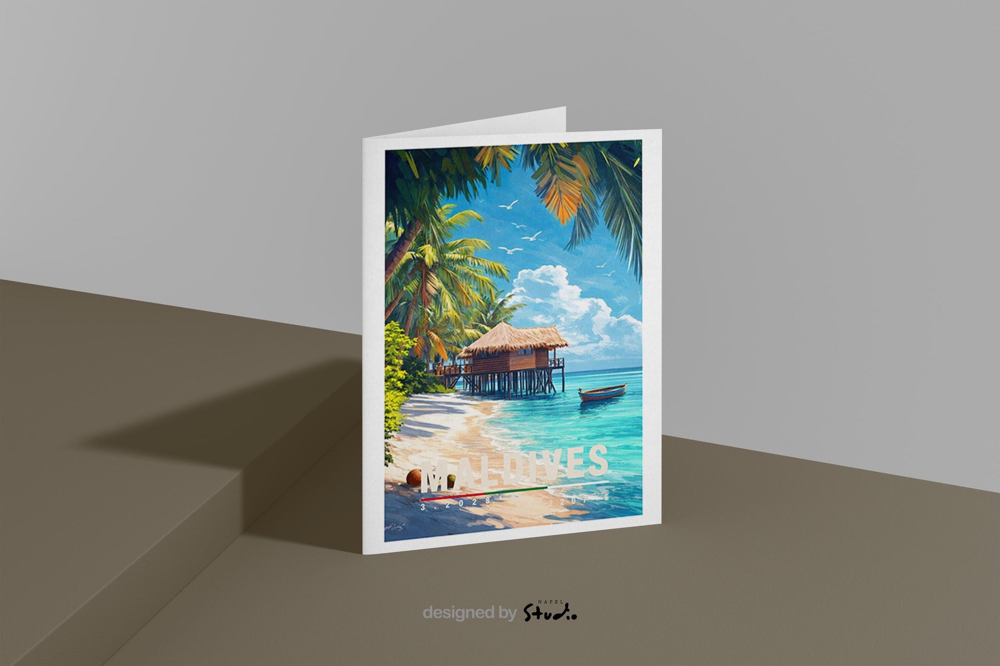 Stilvolle Grußkarte mit idyllischem Maldives-Strandmotiv: feiner weißer Sand, sanfte türkisfarbene Wellen, schattenspendende Palmen und ein Strandhaus direkt am Meer. Das Motiv strahlt Wärme, Entspannung und Urlaubsgefühl aus. Perfekt als Grußkarte für Urlaubsgrüße, Hochzeiten, Jahrestage, Valentinstag oder als liebevolle Aufmerksamkeit für Menschen, die Sonne, Meer und exotische Reiseziele lieben.