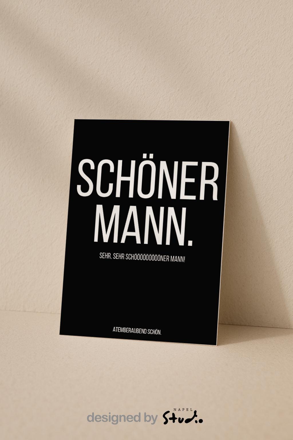 Minimalistische Grußkarte mit schwarzem Hintergrund und weißer Typografie. Der Text „Schöner Mann.“ steht groß im Mittelpunkt, ergänzt durch humorvolle Zeilen wie „Sehr, sehr schöööööööner Mann!“ und „Atemberaubend schön.“ Das klare Design wirkt modern, frech und selbstbewusst. Ideal als witzige Grußkarte für Partner, Freund, Ehemann oder Crush, perfekt für Geburtstage, Valentinstag, Jahrestage oder als charmantes Kompliment zwischendurch.