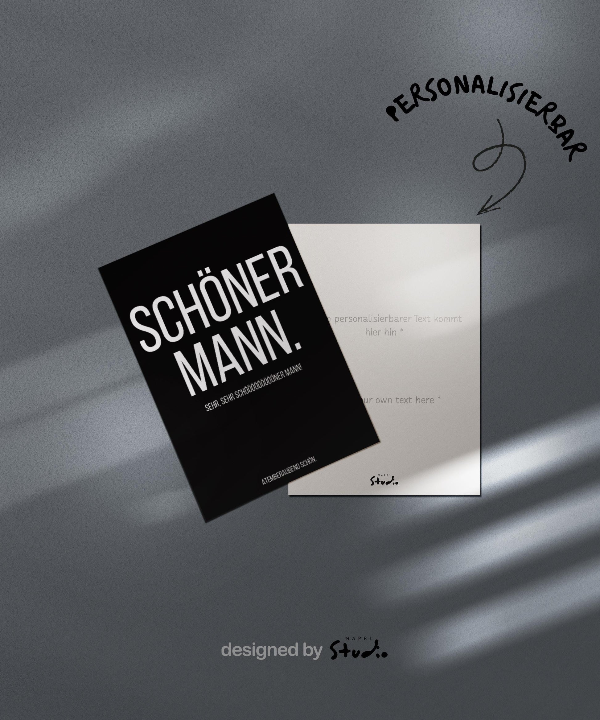 Minimalistische Grußkarte mit schwarzem Hintergrund und weißer Typografie. Der Text „Schöner Mann.“ steht groß im Mittelpunkt, ergänzt durch humorvolle Zeilen wie „Sehr, sehr schöööööööner Mann!“ und „Atemberaubend schön.“ Das klare Design wirkt modern, frech und selbstbewusst. Ideal als witzige Grußkarte für Partner, Freund, Ehemann oder Crush, perfekt für Geburtstage, Valentinstag, Jahrestage oder als charmantes Kompliment zwischendurch.