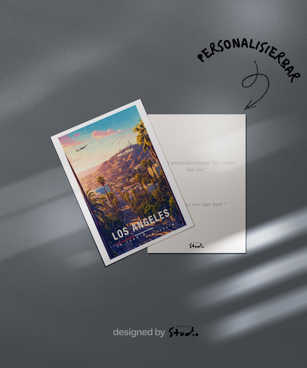 Illustration einer Los Angeles Grußkarte mit palmenreicher Straße, sanften Hügeln und warmer Abendstimmung. Im Hintergrund liegen typische kalifornische Wohnviertel, breite Straßen und die ikonische Landschaft von LA. Die Farbpalette vermittelt Sommer, Freiheit und Westcoast-Vibes und eignet sich ideal als Reisegruß, Geschenk oder Erinnerung an Kalifornien.