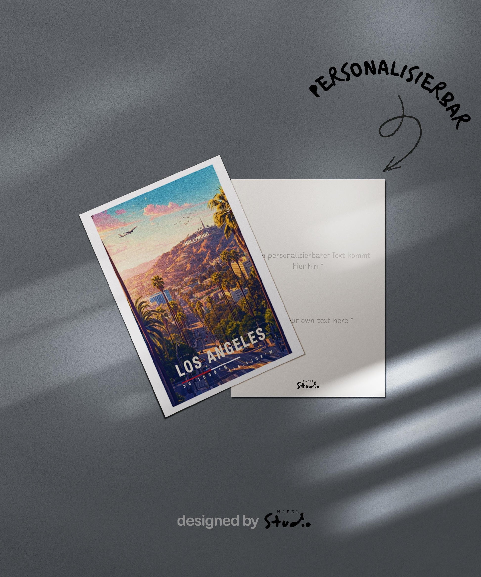 Illustration einer Los Angeles Grußkarte mit palmenreicher Straße, sanften Hügeln und warmer Abendstimmung. Im Hintergrund liegen typische kalifornische Wohnviertel, breite Straßen und die ikonische Landschaft von LA. Die Farbpalette vermittelt Sommer, Freiheit und Westcoast-Vibes und eignet sich ideal als Reisegruß, Geschenk oder Erinnerung an Kalifornien.