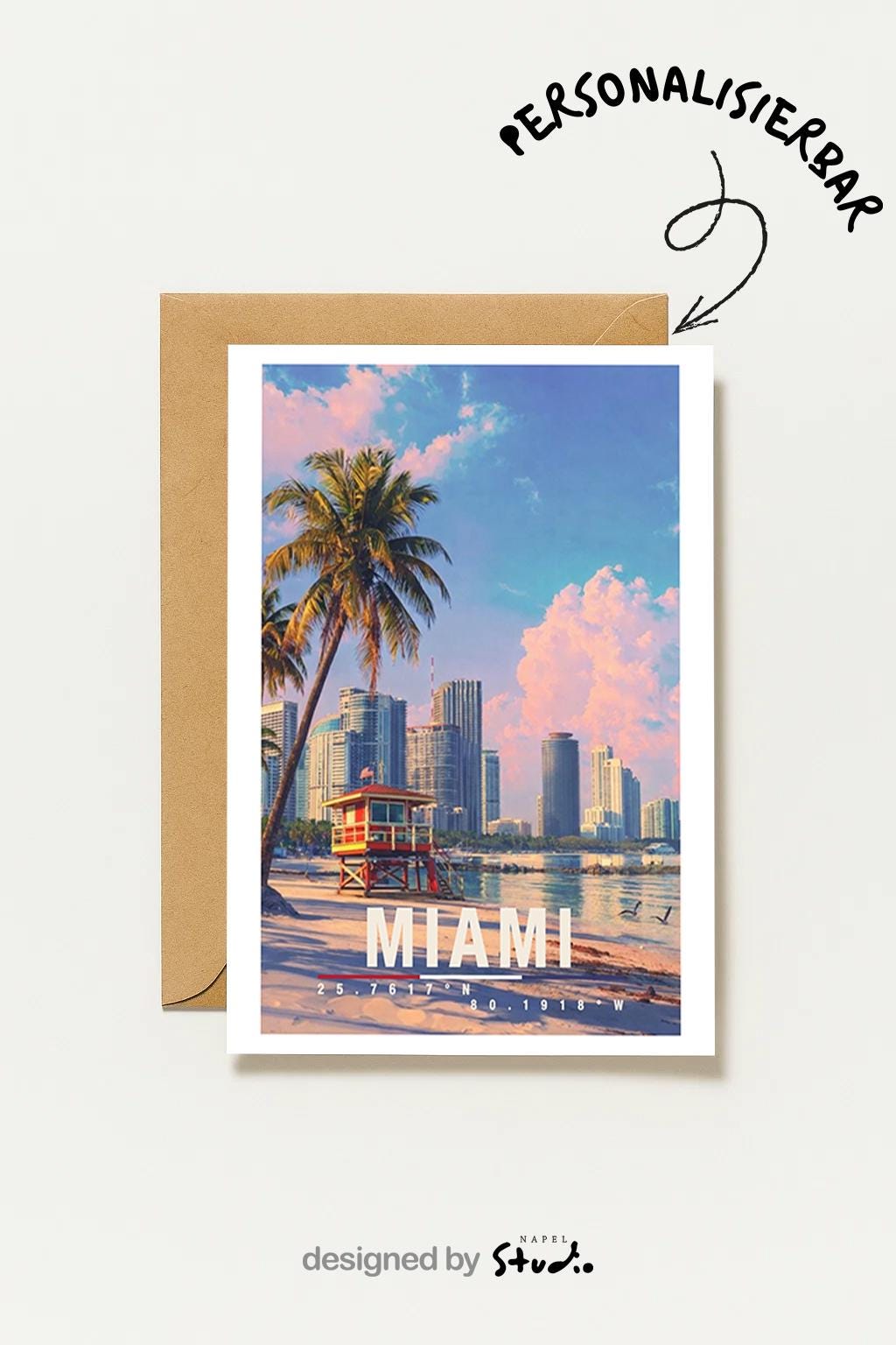 Illustrierte Grußkarte von Miami mit moderner Skyline, Palmen und ruhigem Strand im Vordergrund. Die harmonische Szene verbindet Großstadt und Meer und eignet sich perfekt als Grußkarte, Urlaubserinnerung oder Geschenk für Sonnen- und Reisebegeisterte.