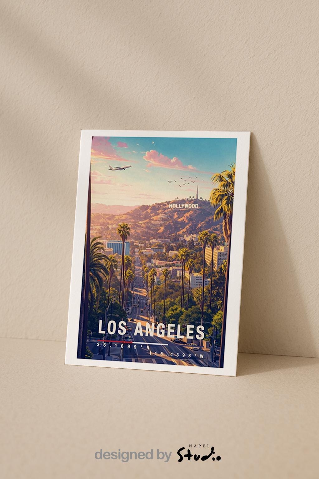 Illustration einer Los Angeles Grußkarte mit palmenreicher Straße, sanften Hügeln und warmer Abendstimmung. Im Hintergrund liegen typische kalifornische Wohnviertel, breite Straßen und die ikonische Landschaft von LA. Die Farbpalette vermittelt Sommer, Freiheit und Westcoast-Vibes und eignet sich ideal als Reisegruß, Geschenk oder Erinnerung an Kalifornien.