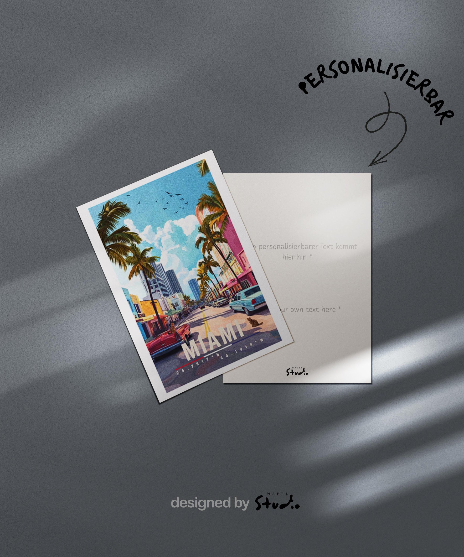 Diese Grußkarte zeigt Miami mit farbenfroher Ocean Drive Szene, Palmen, klassischen Autos und Art-Déco-Gebäuden. Die Illustration strahlt Sommer, Strand und Lebensfreude aus und ist ideal als Reisegruß oder Geschenk für Miami- und Florida-Fans.