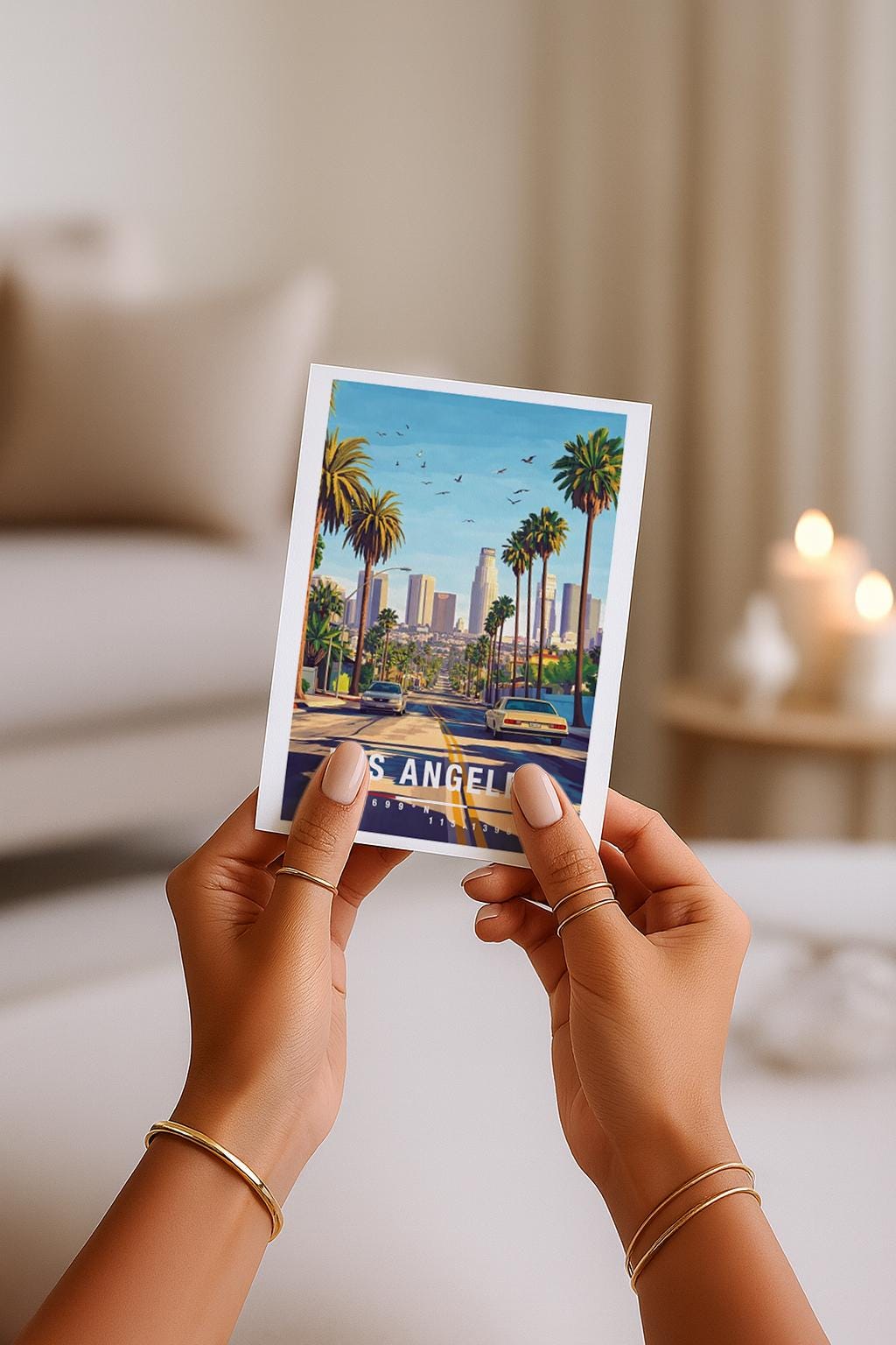 Diese Grußkarte zeigt eine stilisierte Illustration von Downtown Los Angeles mit Palmenallee, klassischem Oldtimer und moderner Skyline im Hintergrund. Die Szene verbindet Retro-Charme mit urbanem Lebensgefühl und transportiert das typische Kalifornien-Flair zwischen Sonne, Freiheit und Großstadt.