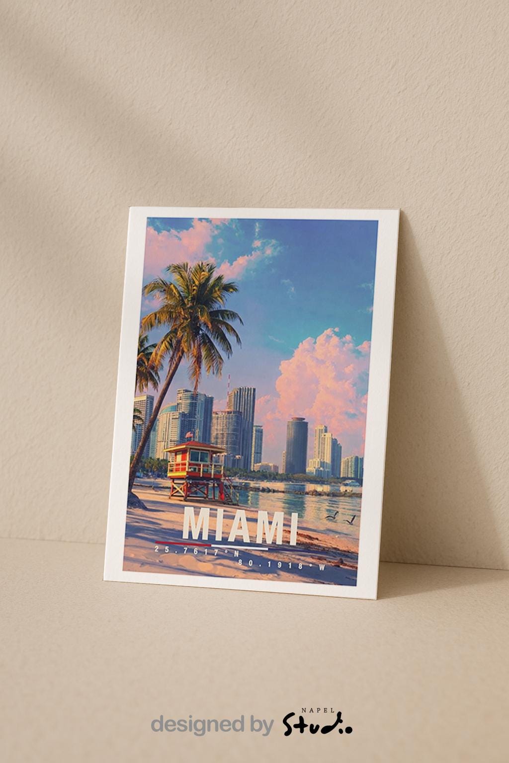 Illustrierte Grußkarte von Miami mit moderner Skyline, Palmen und ruhigem Strand im Vordergrund. Die harmonische Szene verbindet Großstadt und Meer und eignet sich perfekt als Grußkarte, Urlaubserinnerung oder Geschenk für Sonnen- und Reisebegeisterte.