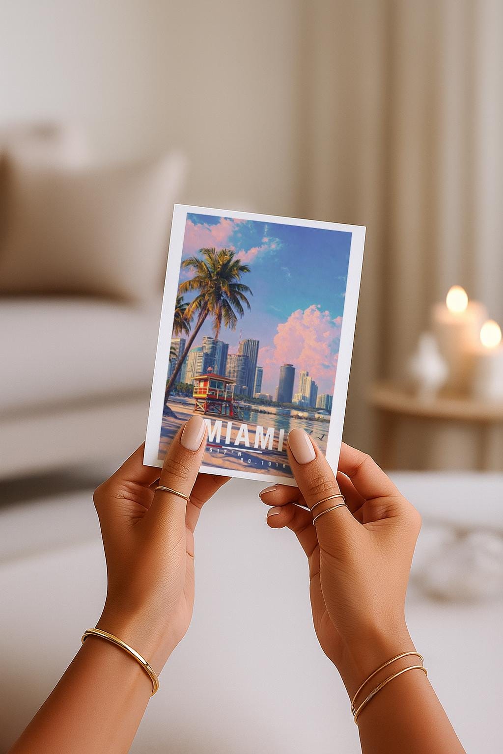 Illustrierte Grußkarte von Miami mit moderner Skyline, Palmen und ruhigem Strand im Vordergrund. Die harmonische Szene verbindet Großstadt und Meer und eignet sich perfekt als Grußkarte, Urlaubserinnerung oder Geschenk für Sonnen- und Reisebegeisterte.