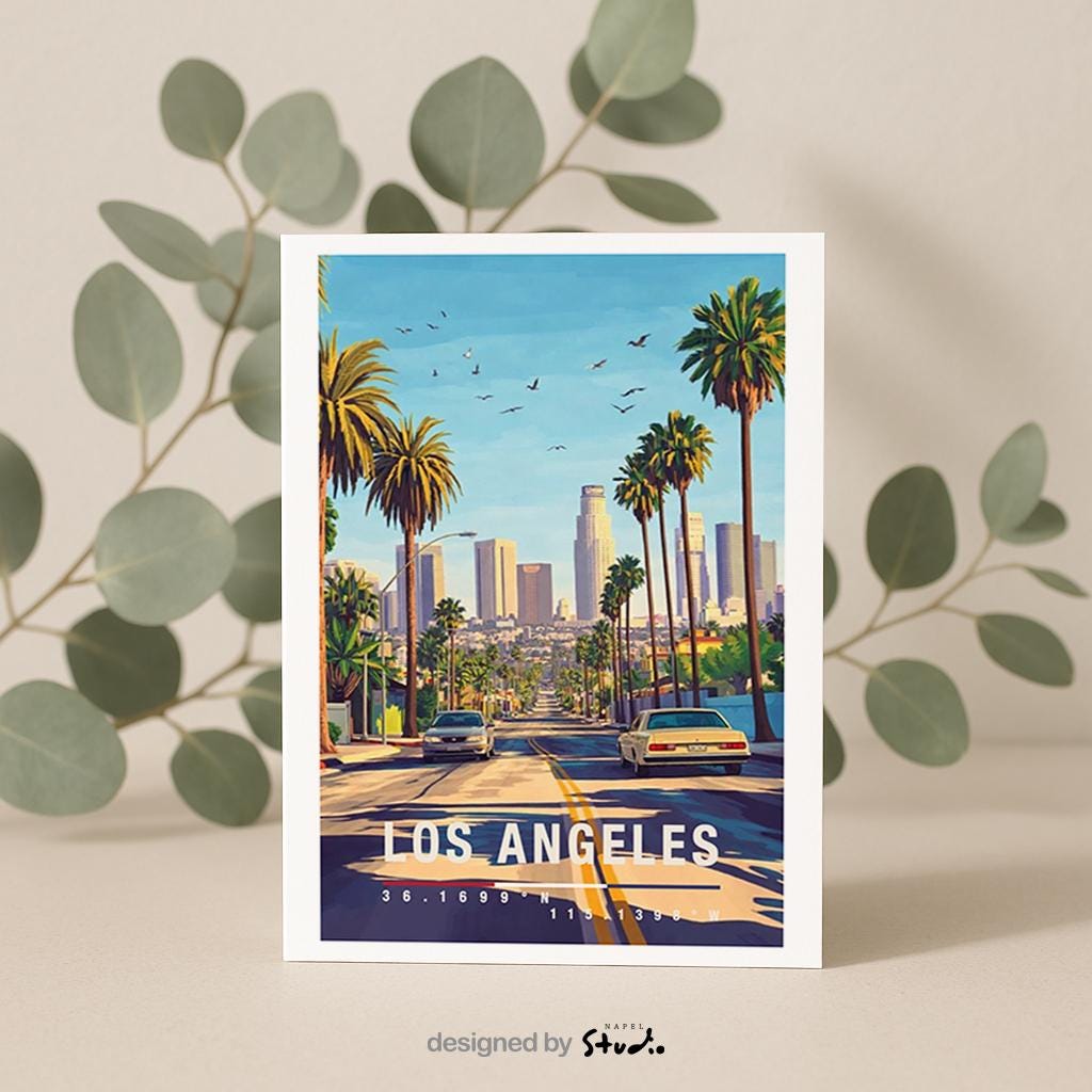 Diese Grußkarte zeigt eine stilisierte Illustration von Downtown Los Angeles mit Palmenallee, klassischem Oldtimer und moderner Skyline im Hintergrund. Die Szene verbindet Retro-Charme mit urbanem Lebensgefühl und transportiert das typische Kalifornien-Flair zwischen Sonne, Freiheit und Großstadt.