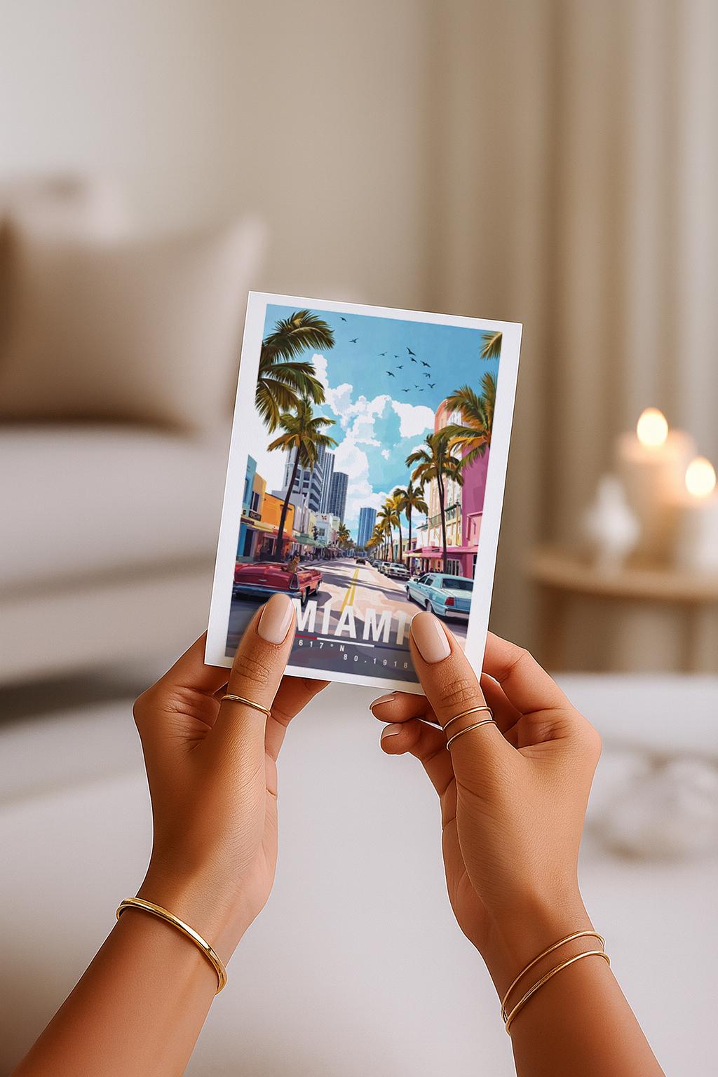 Diese Grußkarte zeigt Miami mit farbenfroher Ocean Drive Szene, Palmen, klassischen Autos und Art-Déco-Gebäuden. Die Illustration strahlt Sommer, Strand und Lebensfreude aus und ist ideal als Reisegruß oder Geschenk für Miami- und Florida-Fans.