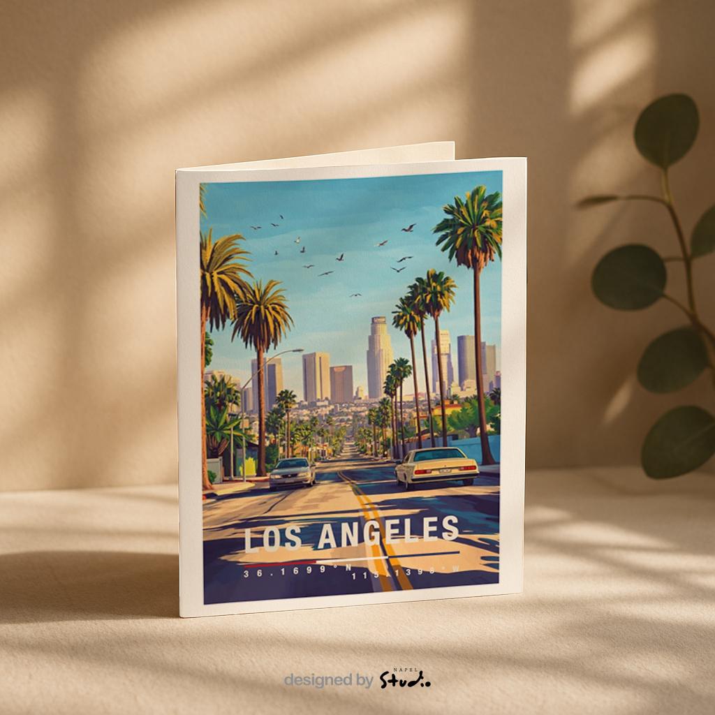 Diese Grußkarte zeigt eine stilisierte Illustration von Downtown Los Angeles mit Palmenallee, klassischem Oldtimer und moderner Skyline im Hintergrund. Die Szene verbindet Retro-Charme mit urbanem Lebensgefühl und transportiert das typische Kalifornien-Flair zwischen Sonne, Freiheit und Großstadt.