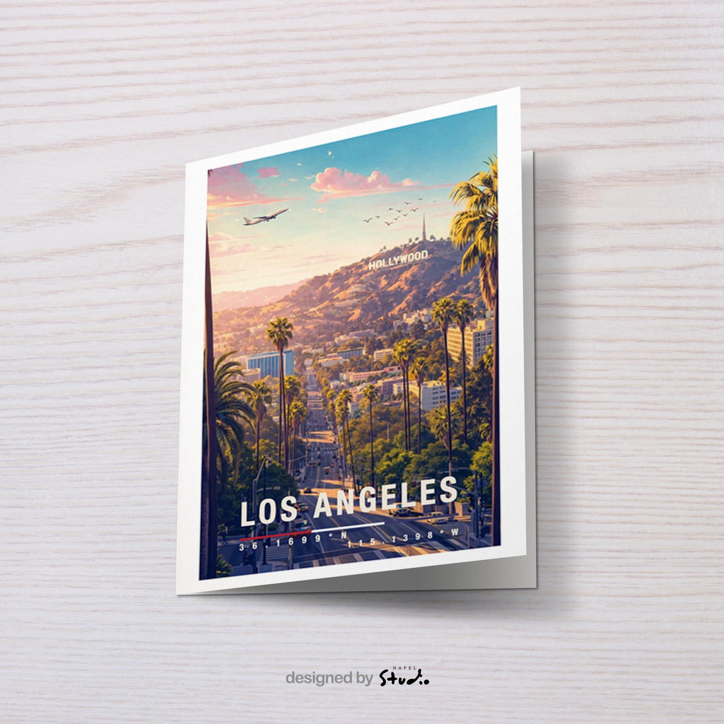 Illustration einer Los Angeles Grußkarte mit palmenreicher Straße, sanften Hügeln und warmer Abendstimmung. Im Hintergrund liegen typische kalifornische Wohnviertel, breite Straßen und die ikonische Landschaft von LA. Die Farbpalette vermittelt Sommer, Freiheit und Westcoast-Vibes und eignet sich ideal als Reisegruß, Geschenk oder Erinnerung an Kalifornien.