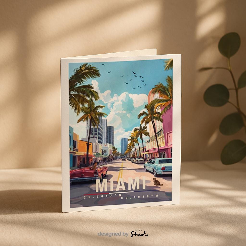 Diese Grußkarte zeigt Miami mit farbenfroher Ocean Drive Szene, Palmen, klassischen Autos und Art-Déco-Gebäuden. Die Illustration strahlt Sommer, Strand und Lebensfreude aus und ist ideal als Reisegruß oder Geschenk für Miami- und Florida-Fans.