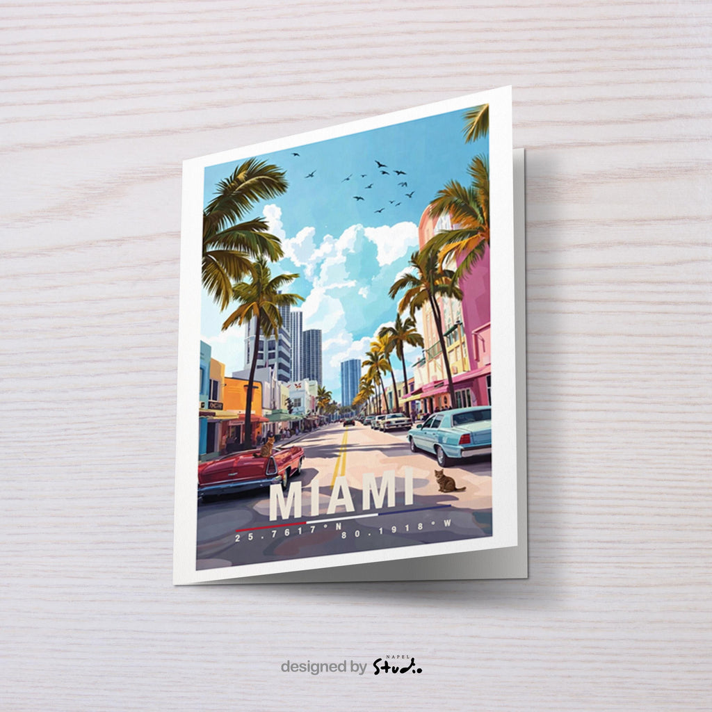 Diese Grußkarte zeigt Miami mit farbenfroher Ocean Drive Szene, Palmen, klassischen Autos und Art-Déco-Gebäuden. Die Illustration strahlt Sommer, Strand und Lebensfreude aus und ist ideal als Reisegruß oder Geschenk für Miami- und Florida-Fans.