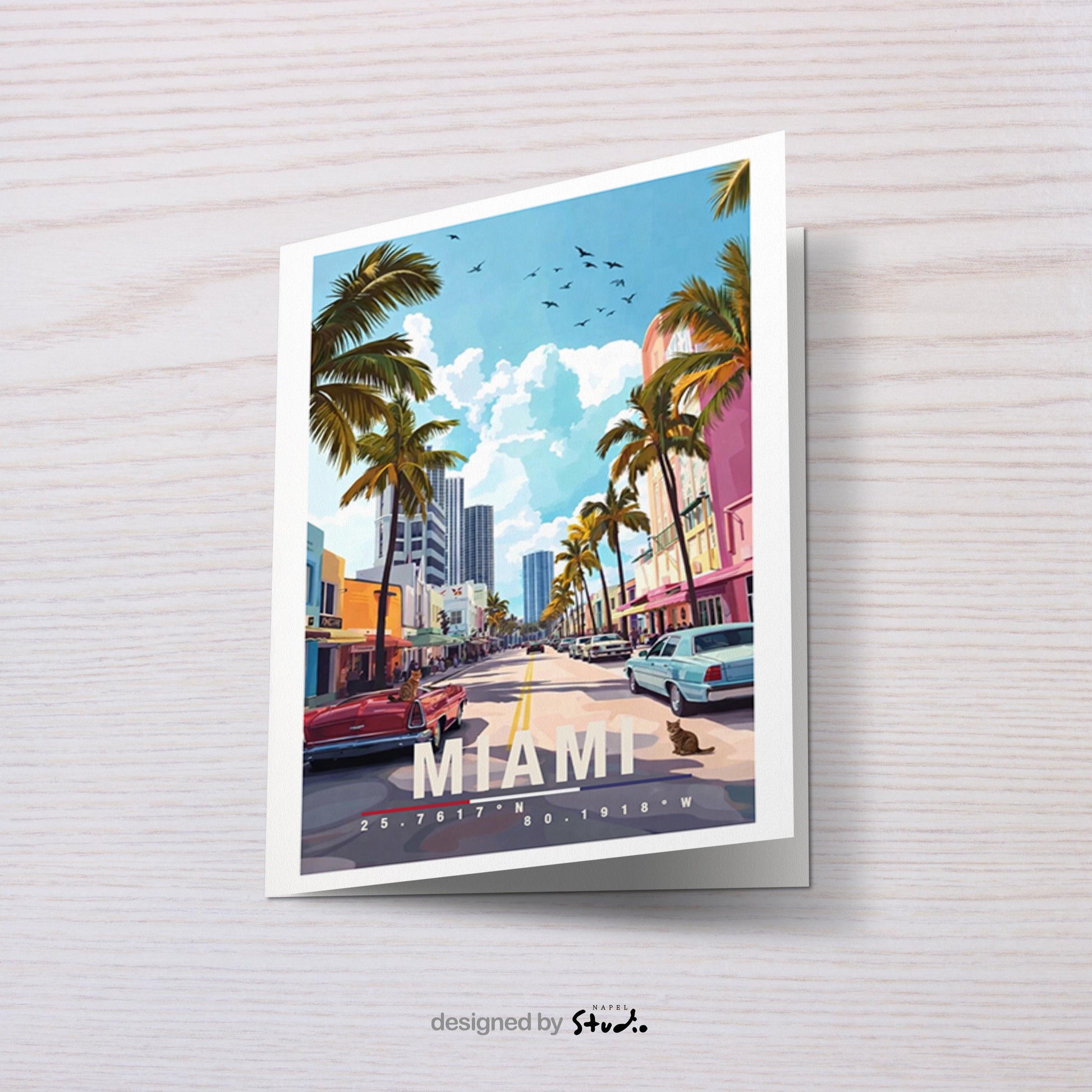 Diese Grußkarte zeigt Miami mit farbenfroher Ocean Drive Szene, Palmen, klassischen Autos und Art-Déco-Gebäuden. Die Illustration strahlt Sommer, Strand und Lebensfreude aus und ist ideal als Reisegruß oder Geschenk für Miami- und Florida-Fans.