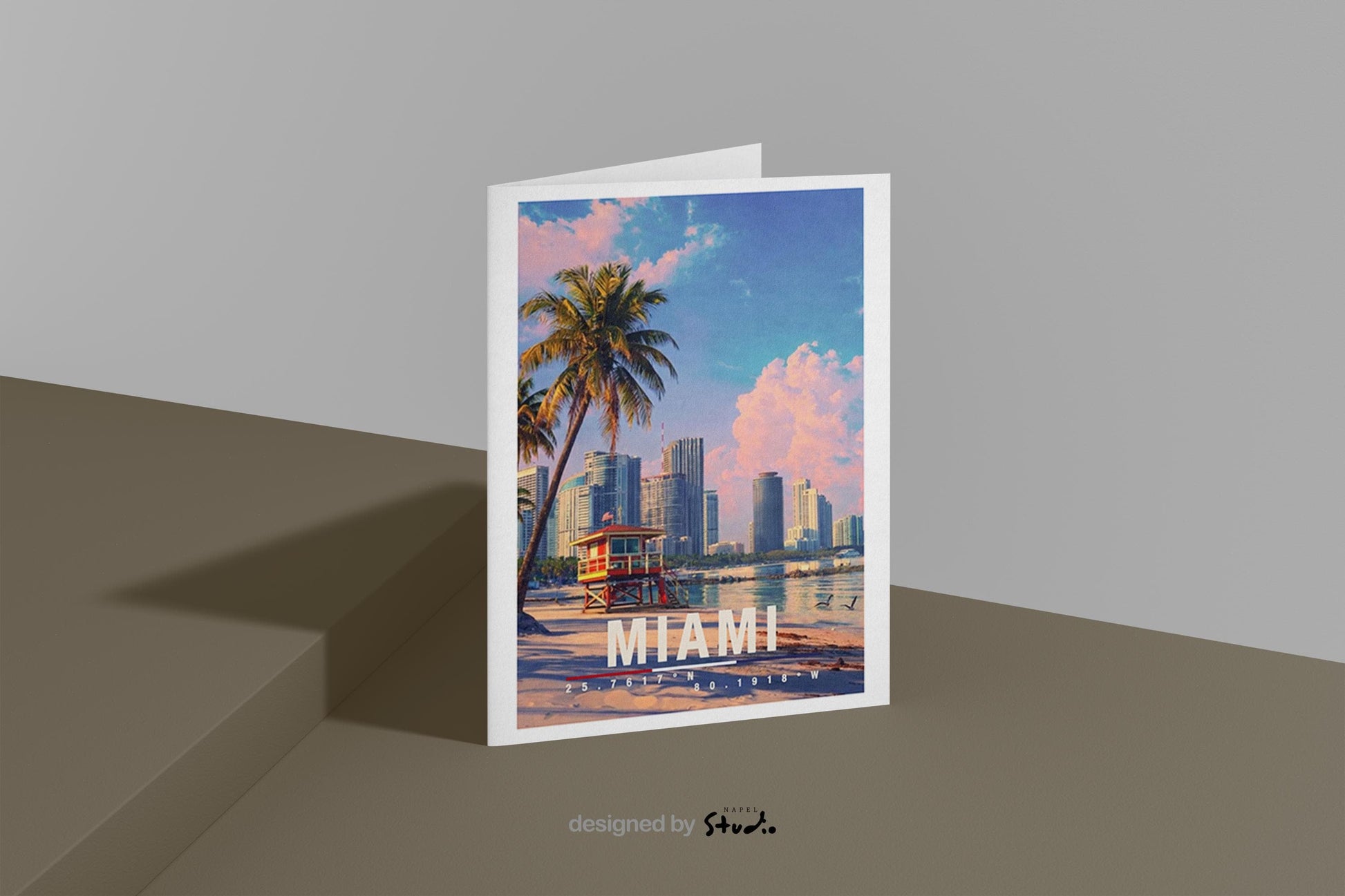 Illustrierte Grußkarte von Miami mit moderner Skyline, Palmen und ruhigem Strand im Vordergrund. Die harmonische Szene verbindet Großstadt und Meer und eignet sich perfekt als Grußkarte, Urlaubserinnerung oder Geschenk für Sonnen- und Reisebegeisterte.