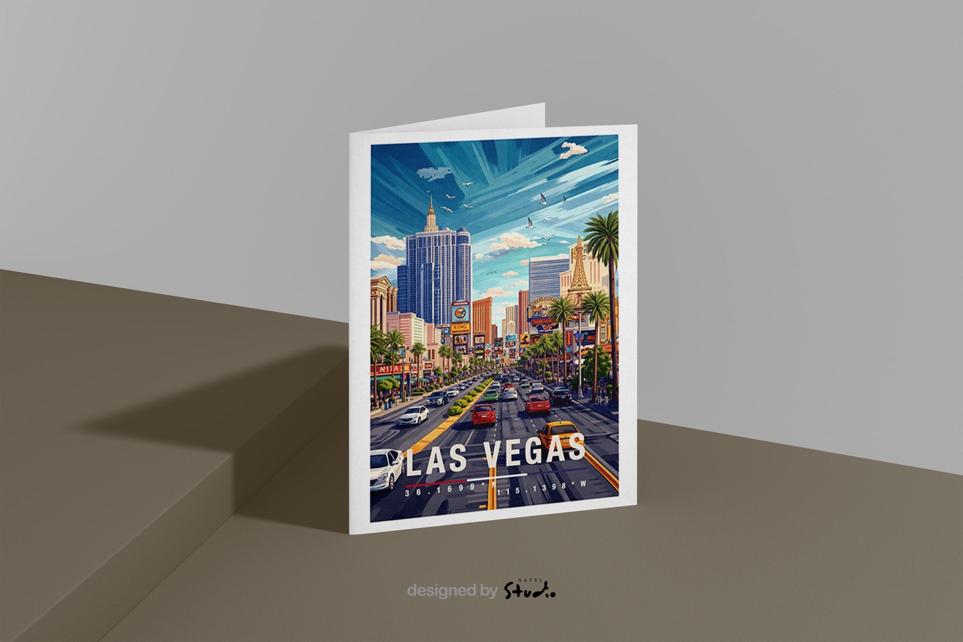 Illustration einer Las Vegas Grußkarte mit klassischer Perspektive auf den Strip, Hotels, Palmen und Straßenverkehr. Die Szene vermittelt Bewegung, Entertainment und Reiselust und eignet sich hervorragend als Grußkarte oder Souvenir für USA-Reisende.