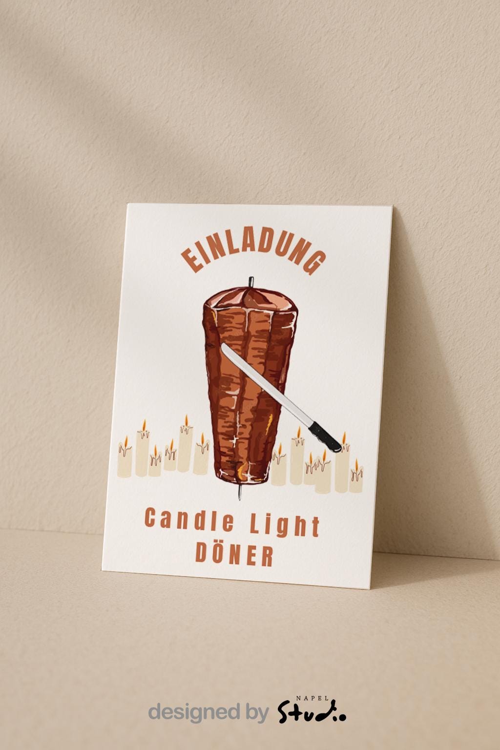 Humorvolle Grußkarte mit einem illustrierten Döner am Spieß, der wie ein romantisches Candle-Light-Dinner inszeniert ist. Um den Döner brennen mehrere Kerzen, darüber steht „Einladung“, darunter der Text „Candle Light Döner“. Das Motiv kombiniert Romantik mit Ironie und Essen-Humor. Ideal als witzige Einladung, Spaßkarte für Freunde, Männerabend, Geburtstag oder als originelle Grußkarte für Dönerliebhaber und Humor-Fans.
