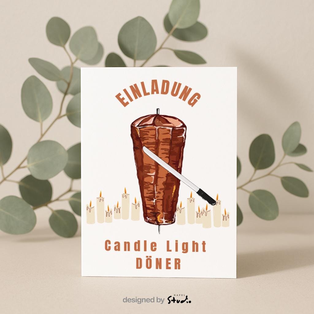 Humorvolle Grußkarte mit einem illustrierten Döner am Spieß, der wie ein romantisches Candle-Light-Dinner inszeniert ist. Um den Döner brennen mehrere Kerzen, darüber steht „Einladung“, darunter der Text „Candle Light Döner“. Das Motiv kombiniert Romantik mit Ironie und Essen-Humor. Ideal als witzige Einladung, Spaßkarte für Freunde, Männerabend, Geburtstag oder als originelle Grußkarte für Dönerliebhaber und Humor-Fans.