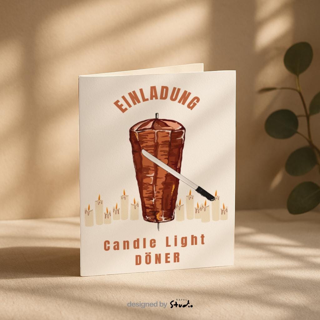 Humorvolle Grußkarte mit einem illustrierten Döner am Spieß, der wie ein romantisches Candle-Light-Dinner inszeniert ist. Um den Döner brennen mehrere Kerzen, darüber steht „Einladung“, darunter der Text „Candle Light Döner“. Das Motiv kombiniert Romantik mit Ironie und Essen-Humor. Ideal als witzige Einladung, Spaßkarte für Freunde, Männerabend, Geburtstag oder als originelle Grußkarte für Dönerliebhaber und Humor-Fans.
