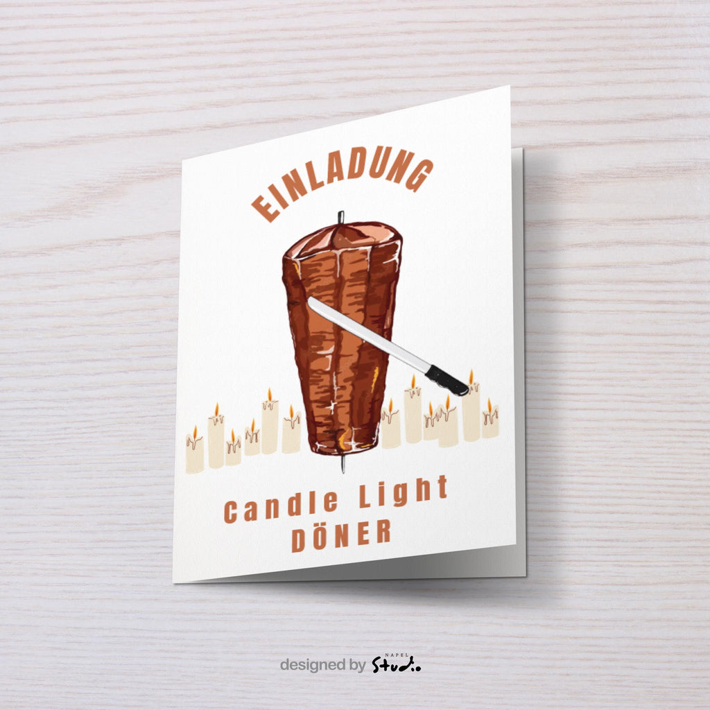 Humorvolle Grußkarte mit einem illustrierten Döner am Spieß, der wie ein romantisches Candle-Light-Dinner inszeniert ist. Um den Döner brennen mehrere Kerzen, darüber steht „Einladung“, darunter der Text „Candle Light Döner“. Das Motiv kombiniert Romantik mit Ironie und Essen-Humor. Ideal als witzige Einladung, Spaßkarte für Freunde, Männerabend, Geburtstag oder als originelle Grußkarte für Dönerliebhaber und Humor-Fans.