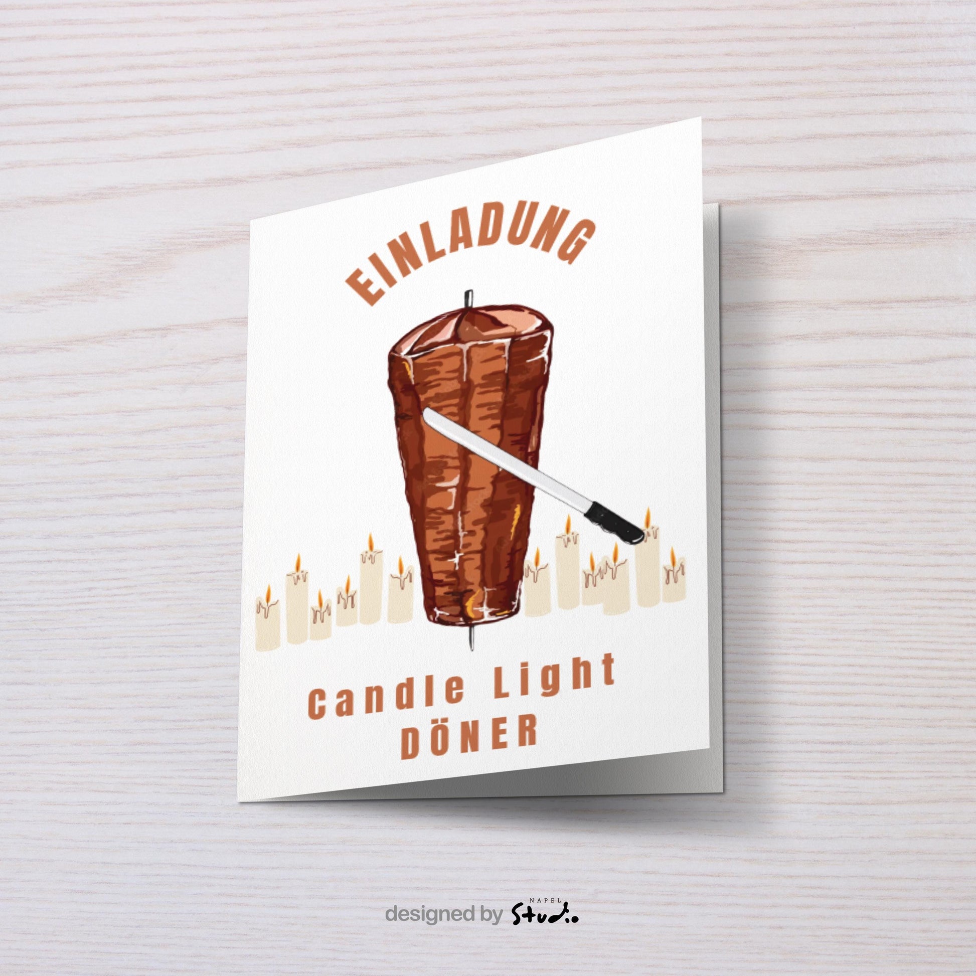 Humorvolle Grußkarte mit einem illustrierten Döner am Spieß, der wie ein romantisches Candle-Light-Dinner inszeniert ist. Um den Döner brennen mehrere Kerzen, darüber steht „Einladung“, darunter der Text „Candle Light Döner“. Das Motiv kombiniert Romantik mit Ironie und Essen-Humor. Ideal als witzige Einladung, Spaßkarte für Freunde, Männerabend, Geburtstag oder als originelle Grußkarte für Dönerliebhaber und Humor-Fans.