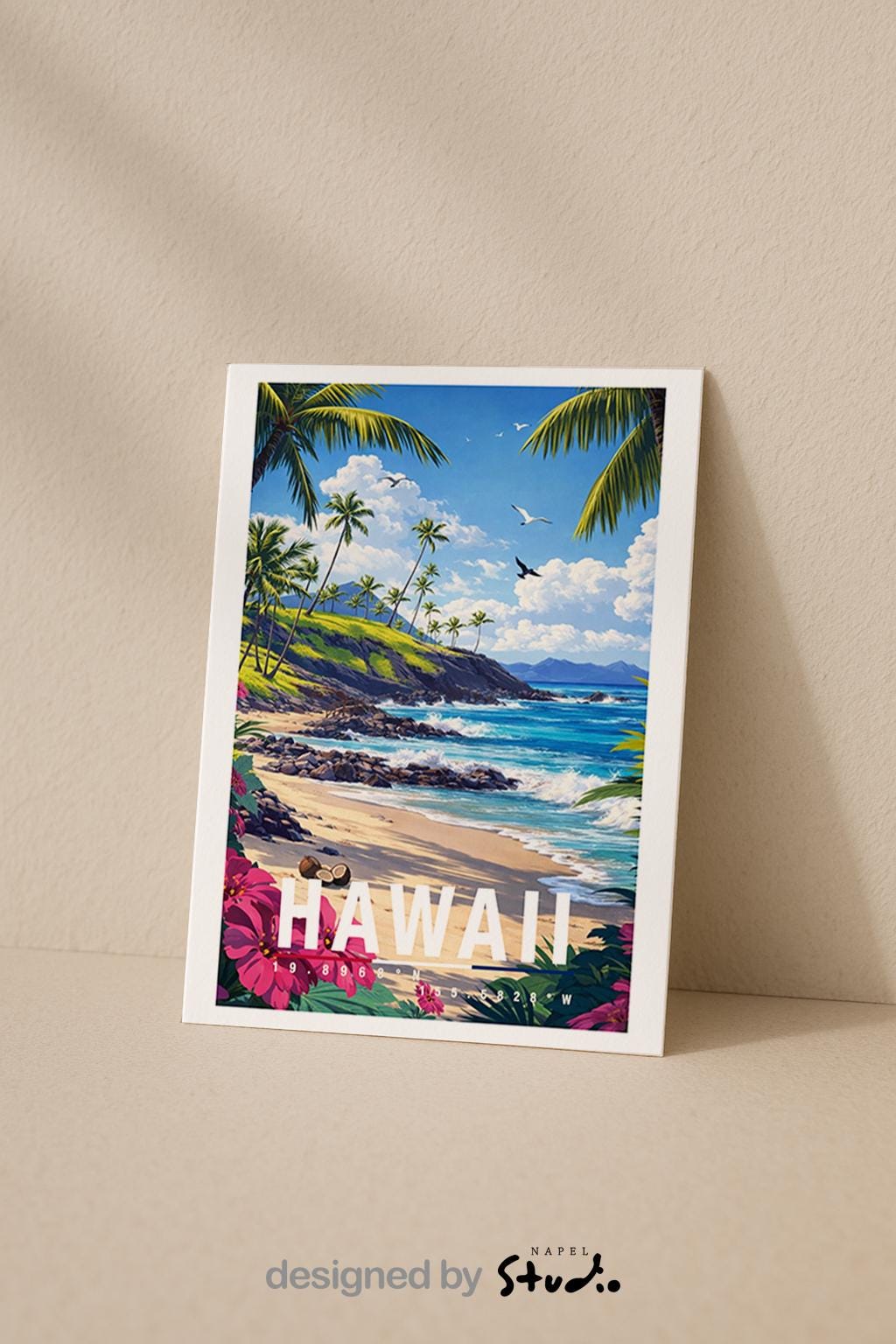 Illustrative Grußkarte mit tropischem Hawaii-Strandmotiv. Zu sehen sind ein sonniger Sandstrand, türkisblaues Meer mit sanften Wellen, Palmen entlang der Küste und üppige pinkfarbene Blumen im Vordergrund. Im Hintergrund erheben sich grüne Hügel unter einem blauen Himmel mit weißen Wolken. Das Motiv vermittelt Urlaubsgefühl, Wärme und Fernweh und eignet sich ideal als Reise-Grußkarte, Urlaubsgruß, Sommerkarte oder Geschenk für Hawaii- und Strandliebhaber.