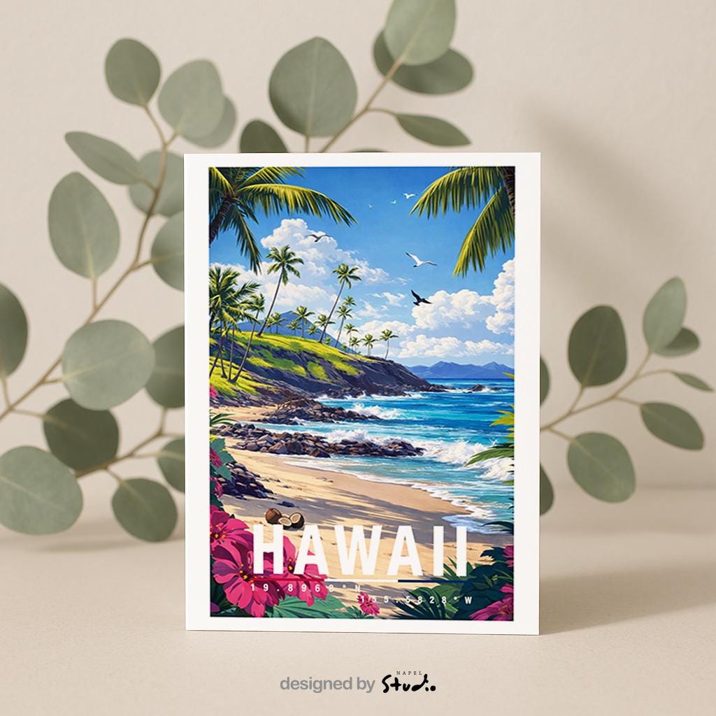 Illustrative Grußkarte mit tropischem Hawaii-Strandmotiv. Zu sehen sind ein sonniger Sandstrand, türkisblaues Meer mit sanften Wellen, Palmen entlang der Küste und üppige pinkfarbene Blumen im Vordergrund. Im Hintergrund erheben sich grüne Hügel unter einem blauen Himmel mit weißen Wolken. Das Motiv vermittelt Urlaubsgefühl, Wärme und Fernweh und eignet sich ideal als Reise-Grußkarte, Urlaubsgruß, Sommerkarte oder Geschenk für Hawaii- und Strandliebhaber.