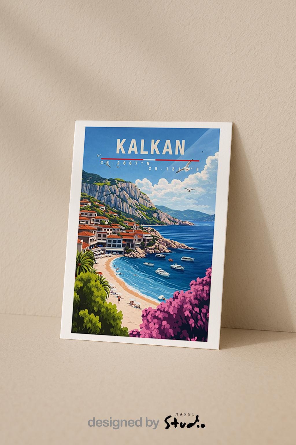 Illustrierte Grußkarte mit Kalkan-Motiv an der türkischen Mittelmeerküste. Zu sehen sind ein kleiner Hafen, Strand, Boote und typische Häuser vor felsiger Küste. Die Farben sind warm und harmonisch und stehen für Entspannung, Urlaub und mediterranes Lebensgefühl. Ideal als Reise-Grußkarte oder Geschenk für Türkei-Fans.