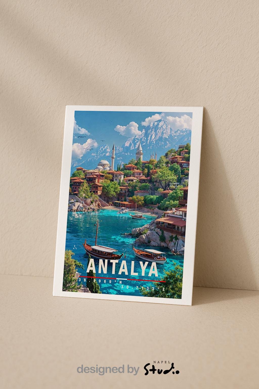 Illustrierte Grußkarte mit Antalya-Motiv an der türkischen Mittelmeerküste. Türkisfarbenes Wasser, traditionelle Boote, grüne Hügel und historische Häuser erzeugen ein entspanntes Urlaubsgefühl. Die Illustration steht für Sonne, Meer und Sommer in der Türkei. Perfekt als Urlaubsgruß, Reise-Grußkarte oder Geschenk für Antalya-Fans.