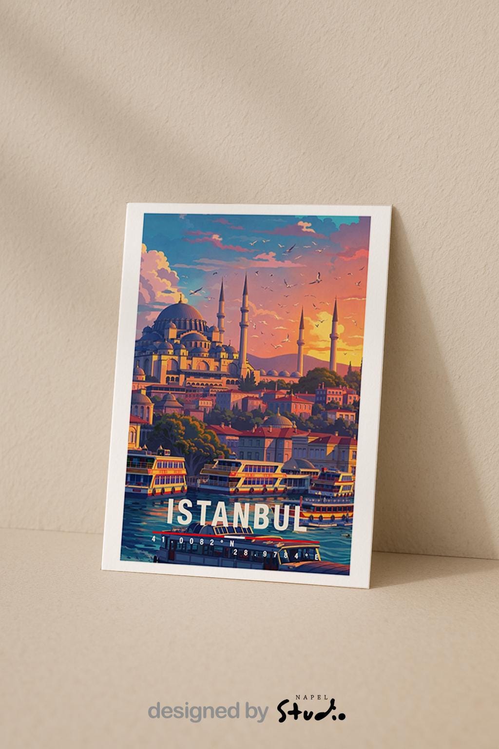 Illustrierte Grußkarte mit Istanbul-Motiv in der Türkei. Bunte Häuser, historische Gassen, große Moscheen mit Kuppeln und Minaretten sowie warmes Abendlicht prägen die Szene. Die Illustration verbindet orientalisches Flair mit lebendiger Stadtkultur und Fernweh. Perfekt als Reise-Grußkarte, Urlaubsgruß oder Geschenk für Istanbul-Liebhaber und Türkei-Fans.