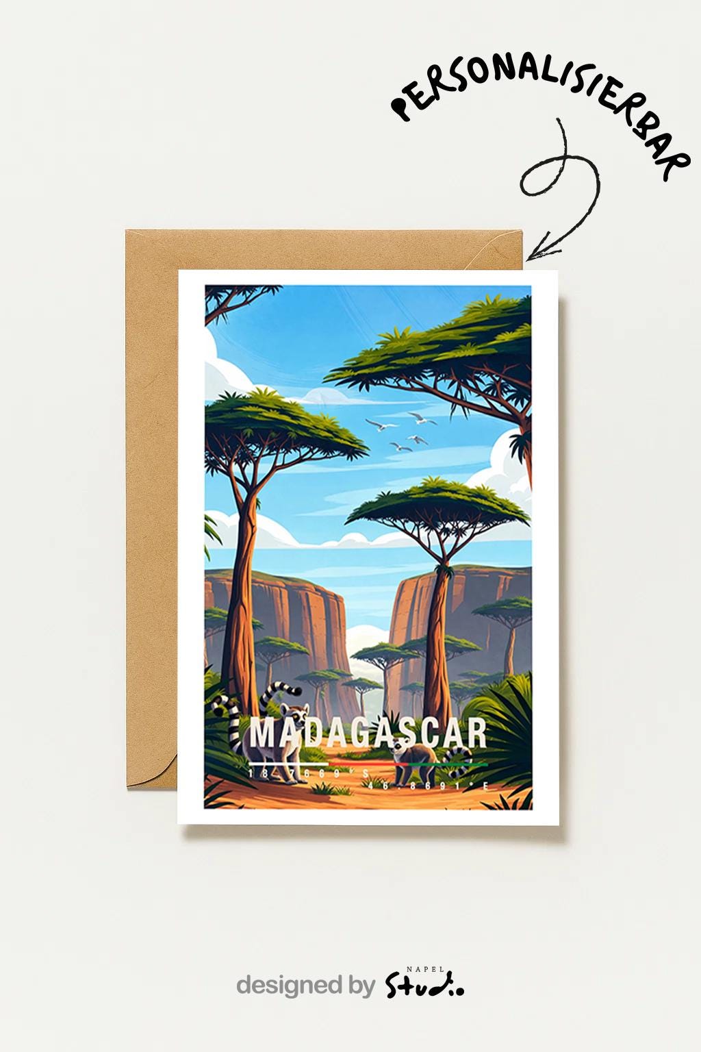 Illustrative Grußkarte mit einer warmen, farbenfrohen Landschaft aus Madagaskar. Im Vordergrund stehen zwei Lemuren auf einem sandfarbenen Pfad, umgeben von üppigem Grün und typischen Pflanzen. Hohe, charakteristische Bäume mit flachen Kronen prägen die Szenerie, während sich im Hintergrund felsige Schluchten und eine weite Naturkulisse unter blauem Himmel mit sanften Wolken erstrecken. Fliegende Vögel verleihen dem Motiv Leichtigkeit und Tiefe. Die Karte vermittelt Abenteuer, Exotik.