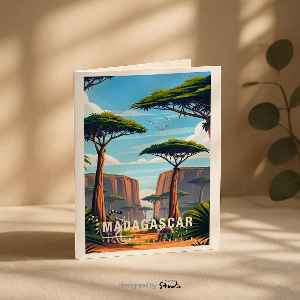 Illustrative Grußkarte mit einer warmen, farbenfrohen Landschaft aus Madagaskar. Im Vordergrund stehen zwei Lemuren auf einem sandfarbenen Pfad, umgeben von üppigem Grün und typischen Pflanzen. Hohe, charakteristische Bäume mit flachen Kronen prägen die Szenerie, während sich im Hintergrund felsige Schluchten und eine weite Naturkulisse unter blauem Himmel mit sanften Wolken erstrecken. Fliegende Vögel verleihen dem Motiv Leichtigkeit und Tiefe. Die Karte vermittelt Abenteuer, Exotik.