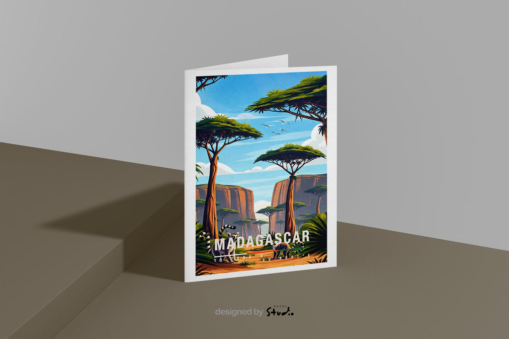 Illustrative Grußkarte mit einer warmen, farbenfrohen Landschaft aus Madagaskar. Im Vordergrund stehen zwei Lemuren auf einem sandfarbenen Pfad, umgeben von üppigem Grün und typischen Pflanzen. Hohe, charakteristische Bäume mit flachen Kronen prägen die Szenerie, während sich im Hintergrund felsige Schluchten und eine weite Naturkulisse unter blauem Himmel mit sanften Wolken erstrecken. Fliegende Vögel verleihen dem Motiv Leichtigkeit und Tiefe. Die Karte vermittelt Abenteuer, Exotik.