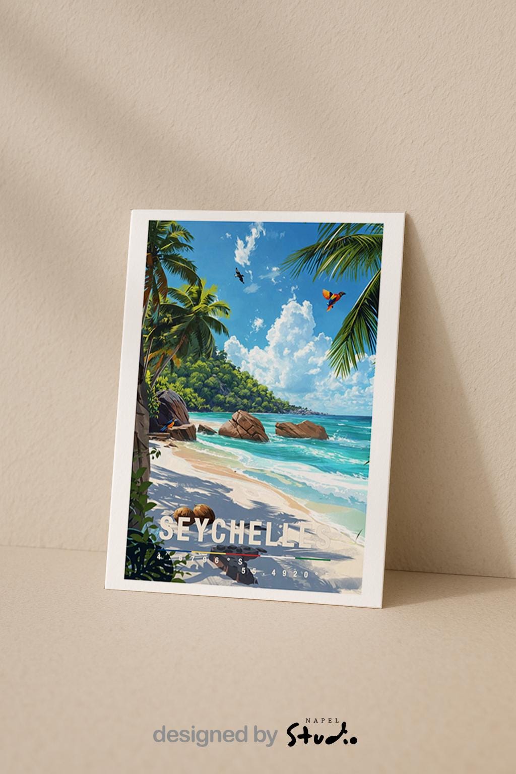 Illustrative Grußkarte mit paradiesischem Seychellen-Strandmotiv. Zu sehen ist ein heller Sandstrand mit türkisfarbenem, klarem Meer, sanften Wellen und großen, charakteristischen Granitfelsen entlang der Küste. Hohe Palmen rahmen das Bild ein und werfen weiche Schatten auf den Strand. Im Hintergrund erstreckt sich eine grüne Insel unter einem leuchtend blauen Himmel mit weißen Wolken. Das Motiv vermittelt Ruhe.