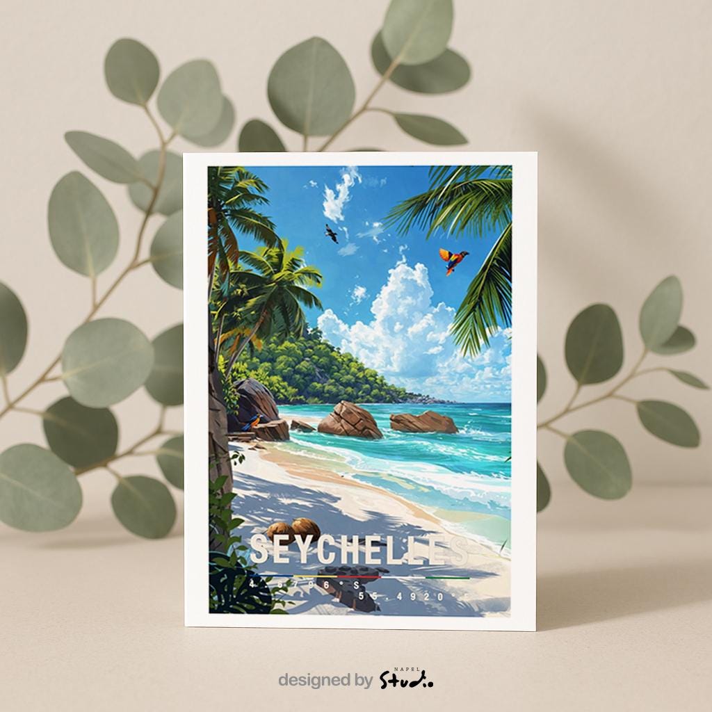 Illustrative Grußkarte mit paradiesischem Seychellen-Strandmotiv. Zu sehen ist ein heller Sandstrand mit türkisfarbenem, klarem Meer, sanften Wellen und großen, charakteristischen Granitfelsen entlang der Küste. Hohe Palmen rahmen das Bild ein und werfen weiche Schatten auf den Strand. Im Hintergrund erstreckt sich eine grüne Insel unter einem leuchtend blauen Himmel mit weißen Wolken. Das Motiv vermittelt Ruhe.
