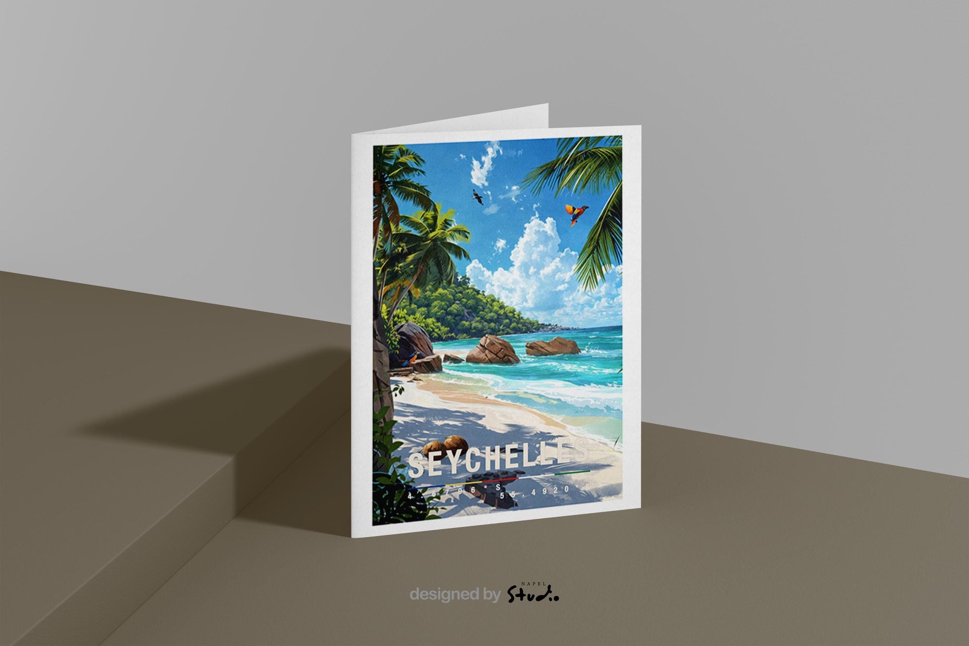 Illustrative Grußkarte mit paradiesischem Seychellen-Strandmotiv. Zu sehen ist ein heller Sandstrand mit türkisfarbenem, klarem Meer, sanften Wellen und großen, charakteristischen Granitfelsen entlang der Küste. Hohe Palmen rahmen das Bild ein und werfen weiche Schatten auf den Strand. Im Hintergrund erstreckt sich eine grüne Insel unter einem leuchtend blauen Himmel mit weißen Wolken. Das Motiv vermittelt Ruhe.