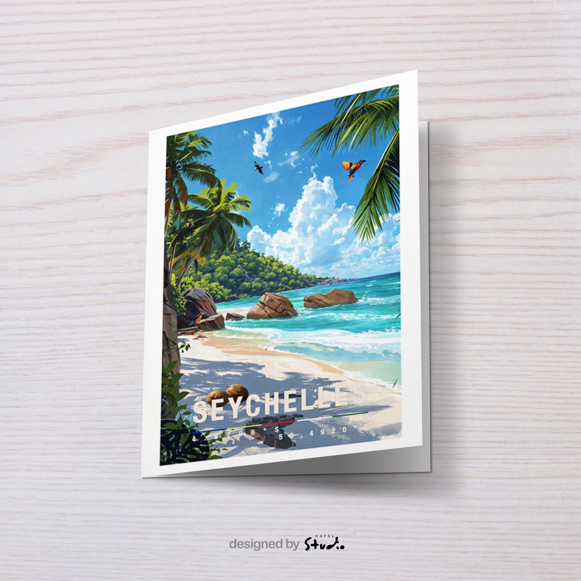 Illustrative Grußkarte mit paradiesischem Seychellen-Strandmotiv. Zu sehen ist ein heller Sandstrand mit türkisfarbenem, klarem Meer, sanften Wellen und großen, charakteristischen Granitfelsen entlang der Küste. Hohe Palmen rahmen das Bild ein und werfen weiche Schatten auf den Strand. Im Hintergrund erstreckt sich eine grüne Insel unter einem leuchtend blauen Himmel mit weißen Wolken. Das Motiv vermittelt Ruhe.