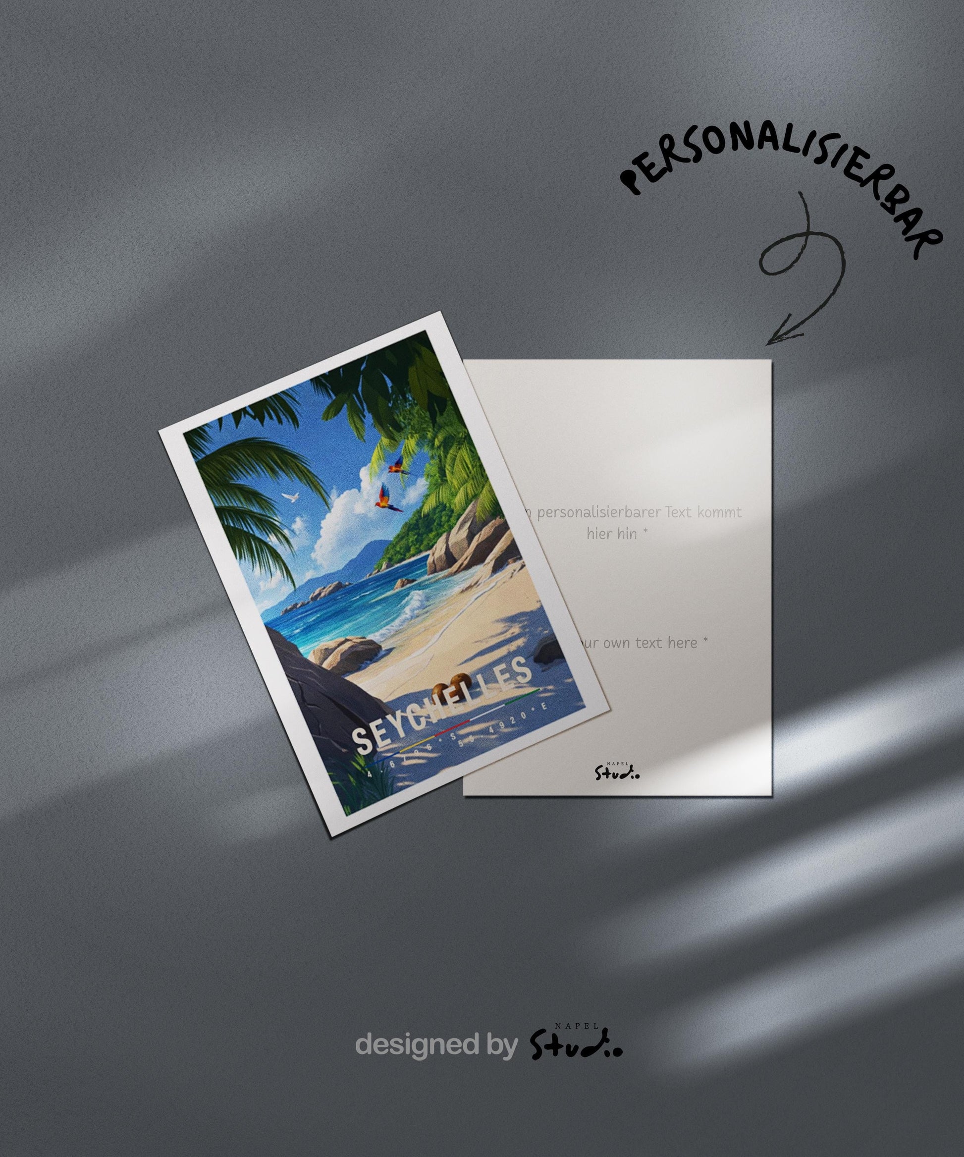 Illustrative Grußkarte mit idyllischem Seychellen-Motiv. Ein ruhiger Sandstrand zieht sich entlang der Küste, umgeben von türkisblauem Meer und sanft brechenden Wellen. Große, runde Granitfelsen liegen am Ufer und im Wasser, während dichte Palmen und tropische Pflanzen das Motiv natürlich einrahmen. Der Himmel ist klar und hellblau mit leichten Wolken und vermittelt Weite und Ruhe. Die Szene strahlt Entspannung, Exotik und Urlaubsgefühl aus.