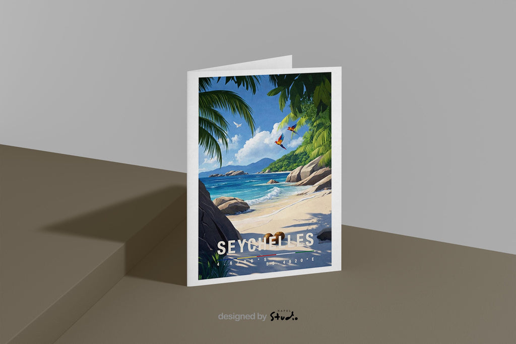 Illustrative Grußkarte mit idyllischem Seychellen-Motiv. Ein ruhiger Sandstrand zieht sich entlang der Küste, umgeben von türkisblauem Meer und sanft brechenden Wellen. Große, runde Granitfelsen liegen am Ufer und im Wasser, während dichte Palmen und tropische Pflanzen das Motiv natürlich einrahmen. Der Himmel ist klar und hellblau mit leichten Wolken und vermittelt Weite und Ruhe. Die Szene strahlt Entspannung, Exotik und Urlaubsgefühl aus.