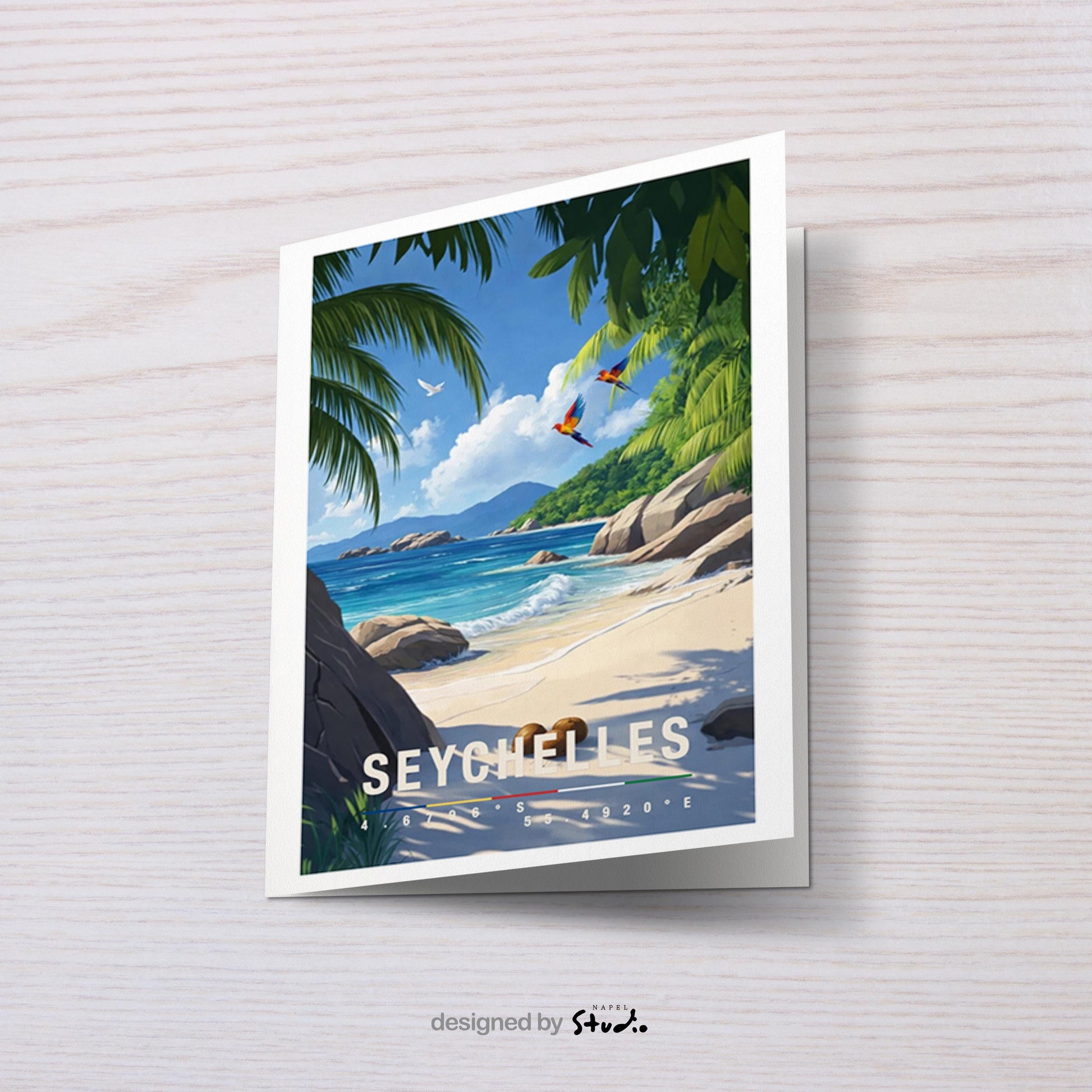 Illustrative Grußkarte mit idyllischem Seychellen-Motiv. Ein ruhiger Sandstrand zieht sich entlang der Küste, umgeben von türkisblauem Meer und sanft brechenden Wellen. Große, runde Granitfelsen liegen am Ufer und im Wasser, während dichte Palmen und tropische Pflanzen das Motiv natürlich einrahmen. Der Himmel ist klar und hellblau mit leichten Wolken und vermittelt Weite und Ruhe. Die Szene strahlt Entspannung, Exotik und Urlaubsgefühl aus.